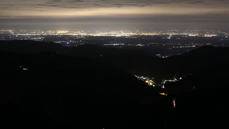 Dieses Bild zeigt eine Webcam-Aufnahme vom Achertal, aufgenommen am Samstag, den 27.09.2025 um 22:30 Uhr. Die Temperatur betrug 7.5°C.