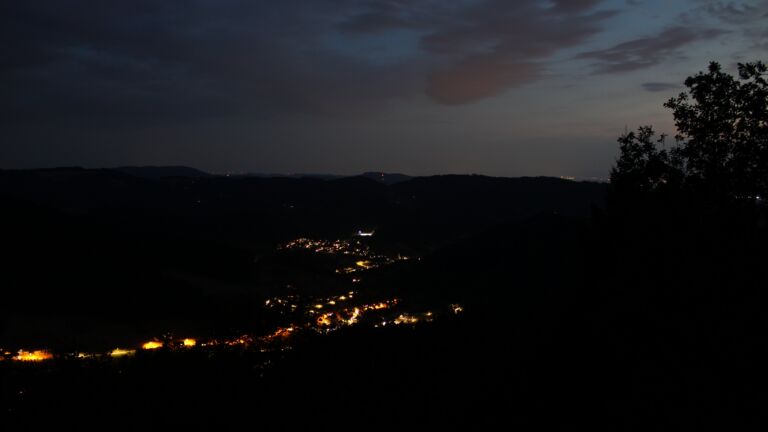 Dieses Bild zeigt eine Webcam-Aufnahme vom Achertal, aufgenommen am Samstag, den 15.08.2026 um 21:40 Uhr. Die Temperatur betrug 27.9°C.