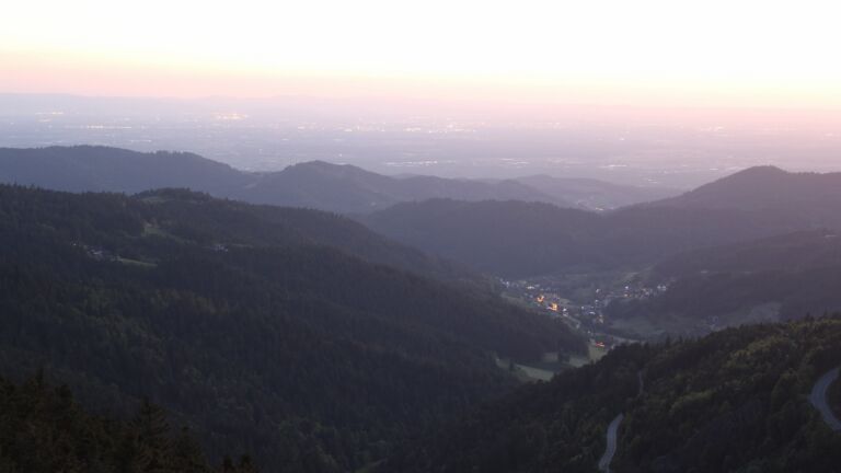 Dieses Bild zeigt eine Webcam-Aufnahme vom Achertal, aufgenommen am Donnerstag, den 15.05.2025 um 21:40 Uhr. Die Temperatur betrug 8.2°C.