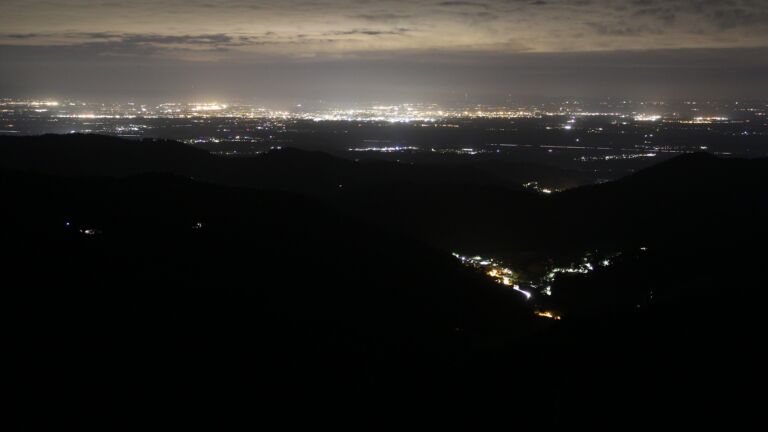 Dieses Bild zeigt eine Webcam-Aufnahme vom Achertal, aufgenommen am Donnerstag, den 29.05.2025 um 23:30 Uhr. Die Temperatur betrug 12.5°C.