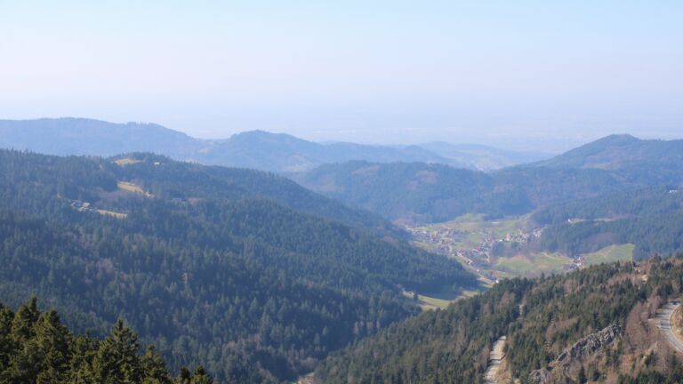 Dieses Bild zeigt eine Webcam-Aufnahme vom Achertal, aufgenommen am Mittwoch, den 04.03.2026 um 13:30 Uhr. Die Temperatur betrug 9.7°C.