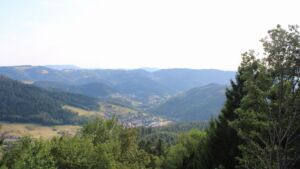 Dieses Bild zeigt eine Webcam-Aufnahme vom Achertal, aufgenommen am Samstag, den 15.08.2026 um 18:00 Uhr. Die Temperatur betrug 32.6°C.
