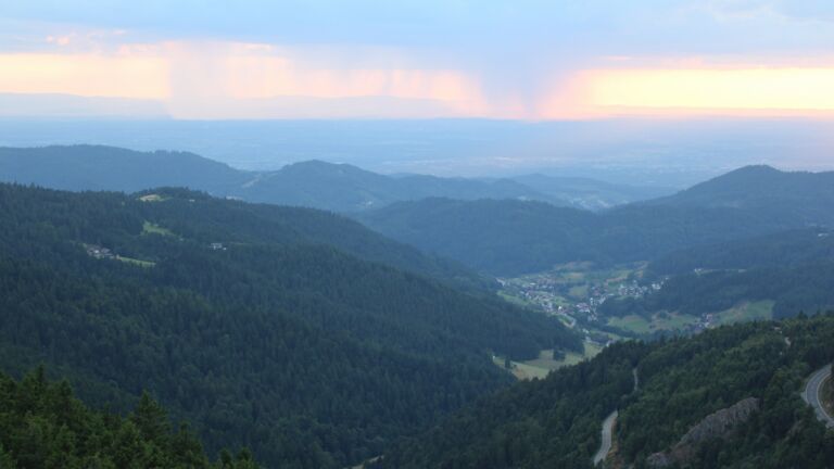 Dieses Bild zeigt eine Webcam-Aufnahme vom Achertal, aufgenommen am Sonntag, den 13.07.2025 um 21:00 Uhr. Die Temperatur betrug 20°C.