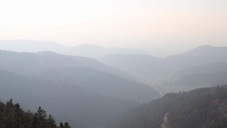 Dieses Bild zeigt eine Webcam-Aufnahme vom Achertal, aufgenommen am Mittwoch, den 18.03.2026 um 17:20 Uhr. Die Temperatur betrug 5°C.