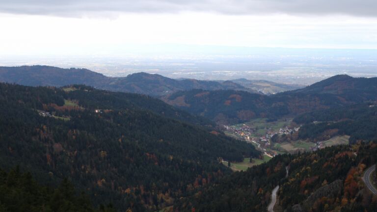 Dieses Bild zeigt eine Webcam-Aufnahme vom Achertal, aufgenommen am Dienstag, den 28.10.2025 um 17:30 Uhr. Die Temperatur betrug 5.5°C.