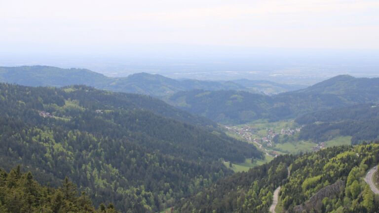 Dieses Bild zeigt eine Webcam-Aufnahme vom Achertal, aufgenommen am Dienstag, den 28.04.2026 um 16:30 Uhr. Die Temperatur betrug 15.1°C.