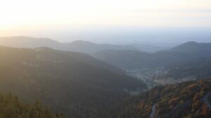 Dieses Bild zeigt eine Webcam-Aufnahme vom Achertal, aufgenommen am Samstag, den 18.10.2025 um 18:10 Uhr. Die Temperatur betrug 6.2°C.