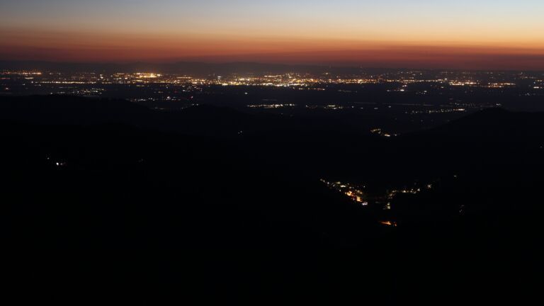 Dieses Bild zeigt eine Webcam-Aufnahme vom Achertal, aufgenommen am Montag, den 25.08.2025 um 21:30 Uhr. Die Temperatur betrug 15.8°C.