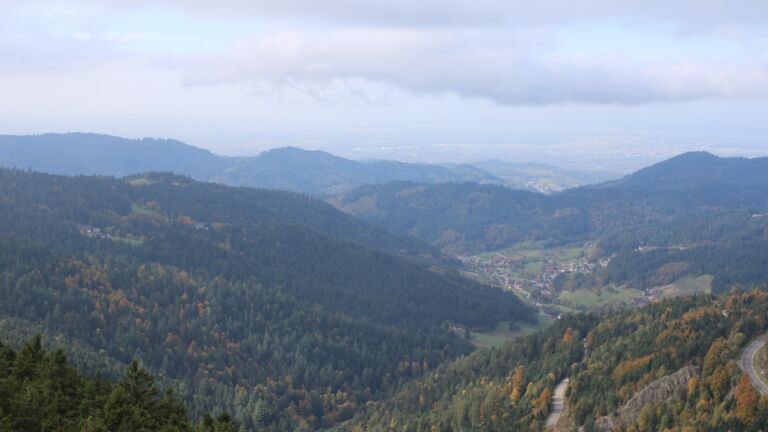 Dieses Bild zeigt eine Webcam-Aufnahme vom Achertal, aufgenommen am Montag, den 13.10.2025 um 13:30 Uhr. Die Temperatur betrug 8.5°C.