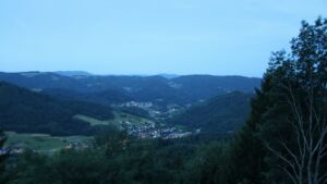 Dieses Bild zeigt eine Webcam-Aufnahme vom Achertal, aufgenommen am Dienstag, den 07.07.2026 um 05:00 Uhr. Die Temperatur betrug 20.3°C.