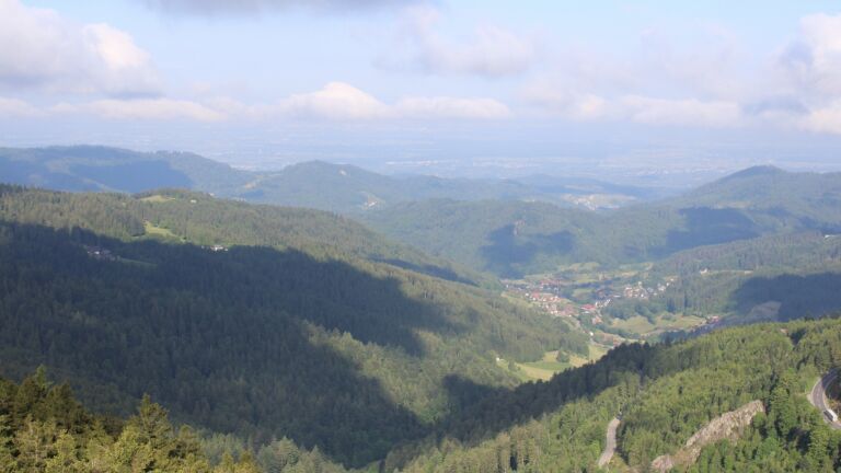 Dieses Bild zeigt eine Webcam-Aufnahme vom Achertal, aufgenommen am Freitag, den 23.05.2025 um 08:50 Uhr. Die Temperatur betrug 5.6°C.