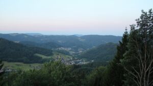 Dieses Bild zeigt eine Webcam-Aufnahme vom Achertal, aufgenommen am Montag, den 20.07.2026 um 05:50 Uhr. Die Temperatur betrug 12.8°C.