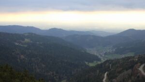 Dieses Bild zeigt eine Webcam-Aufnahme vom Achertal, aufgenommen am Mittwoch, den 15.04.2026 um 18:20 Uhr. Die Temperatur betrug 8.9°C.