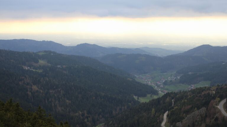 Dieses Bild zeigt eine Webcam-Aufnahme vom Achertal, aufgenommen am Mittwoch, den 15.04.2026 um 18:20 Uhr. Die Temperatur betrug 8.9°C.