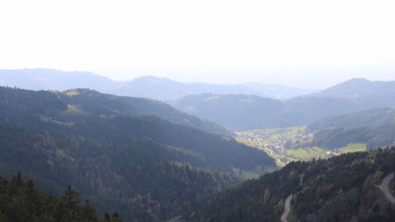 Dieses Bild zeigt eine Webcam-Aufnahme vom Achertal, aufgenommen am Freitag, den 17.04.2026 um 18:10 Uhr. Die Temperatur betrug 15.1°C.