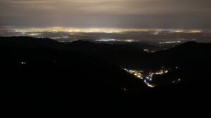 Dieses Bild zeigt eine Webcam-Aufnahme vom Achertal, aufgenommen am Samstag, den 20.12.2025 um 23:00 Uhr. Die Temperatur betrug 9.8°C.