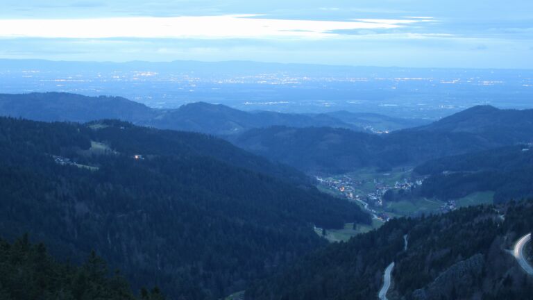 Dieses Bild zeigt eine Webcam-Aufnahme vom Achertal, aufgenommen am Freitag, den 13.03.2026 um 18:50 Uhr. Die Temperatur betrug 7.3°C.