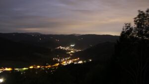 Dieses Bild zeigt eine Webcam-Aufnahme vom Achertal, aufgenommen am Montag, den 26.10.2026 um 18:20 Uhr. Die Temperatur betrug 7.3°C.