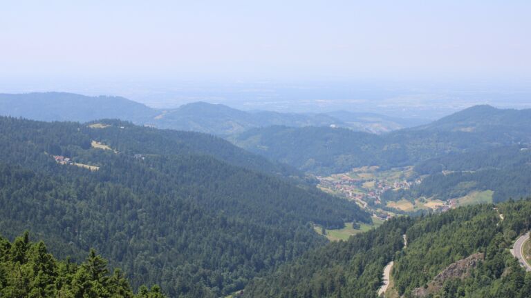 Dieses Bild zeigt eine Webcam-Aufnahme vom Achertal, aufgenommen am Mittwoch, den 18.06.2025 um 13:40 Uhr. Die Temperatur betrug 20°C.