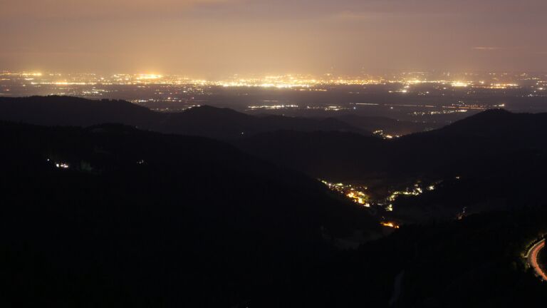 Dieses Bild zeigt eine Webcam-Aufnahme vom Achertal, aufgenommen am Dienstag, den 15.07.2025 um 22:40 Uhr. Die Temperatur betrug 13.2°C.