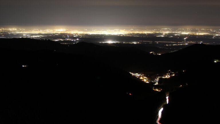 Dieses Bild zeigt eine Webcam-Aufnahme vom Achertal, aufgenommen am Montag, den 01.12.2025 um 06:10 Uhr. Die Temperatur betrug -1.8°C.