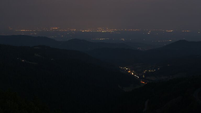 Dieses Bild zeigt eine Webcam-Aufnahme vom Achertal, aufgenommen am Sonntag, den 15.06.2025 um 04:20 Uhr. Die Temperatur betrug 19.1°C.