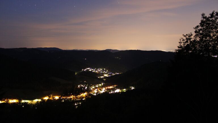 Dieses Bild zeigt eine Webcam-Aufnahme vom Achertal, aufgenommen am Montag, den 15.06.2026 um 23:20 Uhr. Die Temperatur betrug 15.6°C.