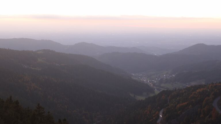 Dieses Bild zeigt eine Webcam-Aufnahme vom Achertal, aufgenommen am Dienstag, den 14.10.2025 um 19:00 Uhr. Die Temperatur betrug 7°C.