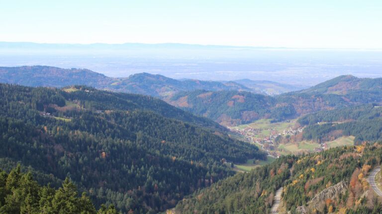 Dieses Bild zeigt eine Webcam-Aufnahme vom Achertal, aufgenommen am Mittwoch, den 05.11.2025 um 12:10 Uhr. Die Temperatur betrug 14°C.