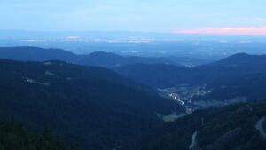 Dieses Bild zeigt eine Webcam-Aufnahme vom Achertal, aufgenommen am Samstag, den 05.07.2025 um 22:10 Uhr. Die Temperatur betrug 17.2°C.