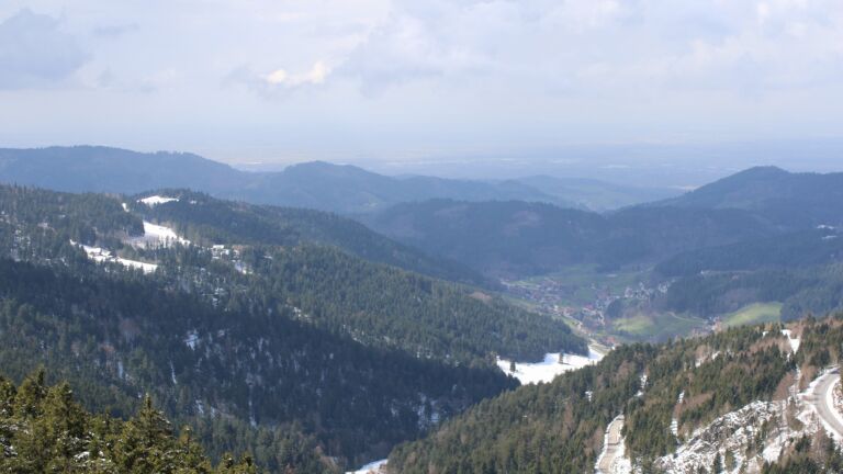 Dieses Bild zeigt eine Webcam-Aufnahme vom Achertal, aufgenommen am Mittwoch, den 01.04.2026 um 13:50 Uhr. Die Temperatur betrug 3.4°C.