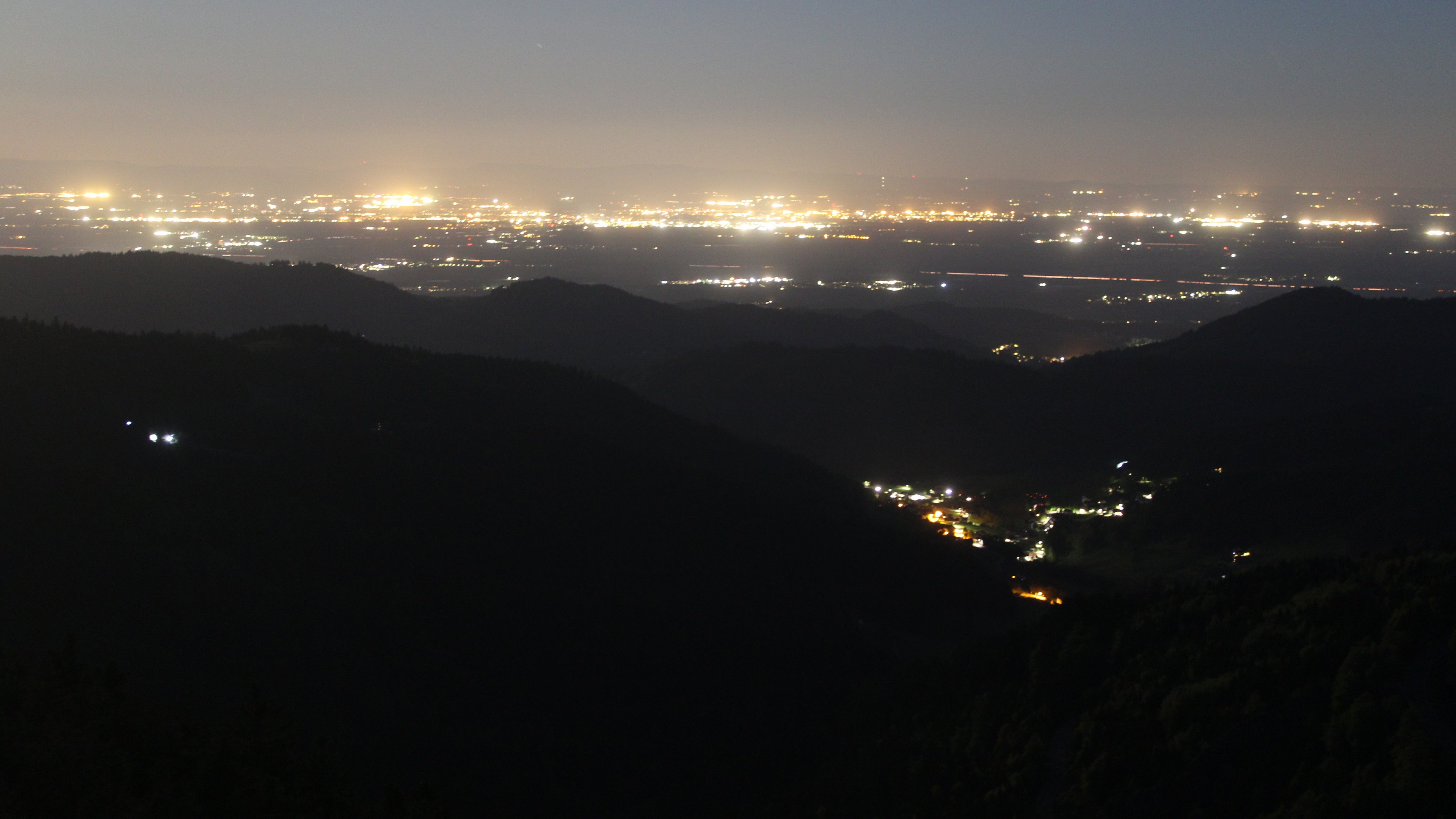 Dieses Bild zeigt eine Webcam-Aufnahme vom Achertal, aufgenommen am Donnerstag, den 30.04.2026 um 04:40 Uhr. Die Temperatur betrug 2.3°C.