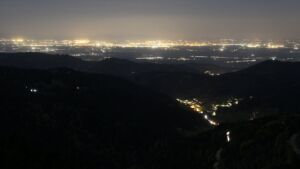 Dieses Bild zeigt eine Webcam-Aufnahme vom Achertal, aufgenommen am Samstag, den 25.04.2026 um 22:20 Uhr. Die Temperatur betrug 11.8°C.