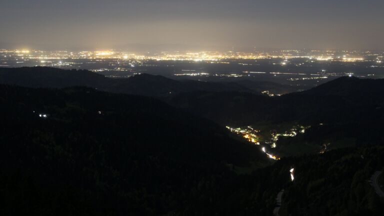 Dieses Bild zeigt eine Webcam-Aufnahme vom Achertal, aufgenommen am Samstag, den 25.04.2026 um 22:20 Uhr. Die Temperatur betrug 11.8°C.