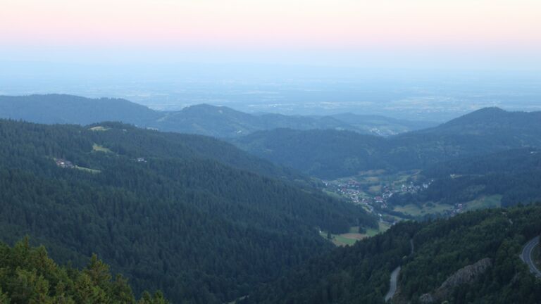 Dieses Bild zeigt eine Webcam-Aufnahme vom Achertal, aufgenommen am Sonntag, den 29.06.2025 um 05:30 Uhr. Die Temperatur betrug 18.7°C.
