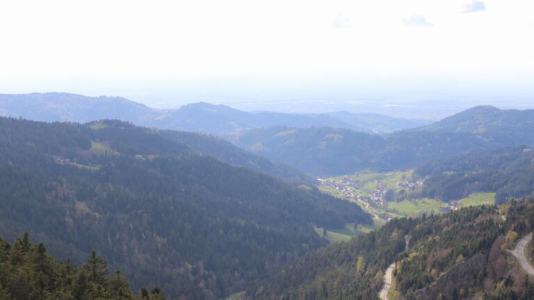 Dieses Bild zeigt eine Webcam-Aufnahme vom Achertal, aufgenommen am Donnerstag, den 16.04.2026 um 17:30 Uhr. Die Temperatur betrug 12.5°C.