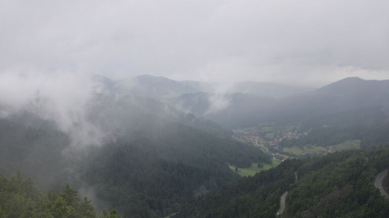 Dieses Bild zeigt eine Webcam-Aufnahme vom Achertal, aufgenommen am Freitag, den 06.06.2025 um 14:50 Uhr. Die Temperatur betrug 12.2°C.