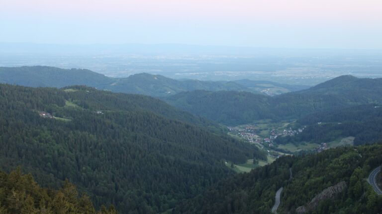 Dieses Bild zeigt eine Webcam-Aufnahme vom Achertal, aufgenommen am Freitag, den 16.05.2025 um 05:40 Uhr. Die Temperatur betrug 4.4°C.