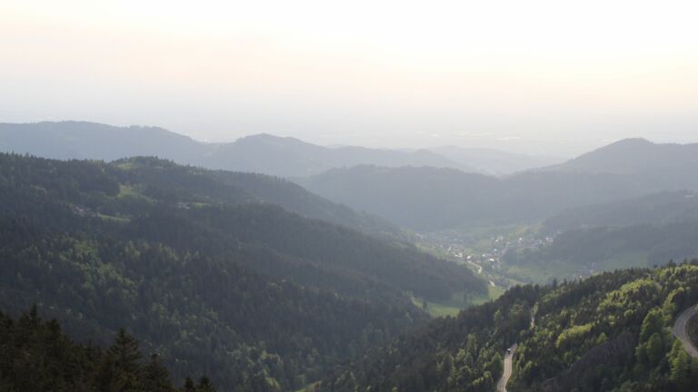 Dieses Bild zeigt eine Webcam-Aufnahme vom Achertal, aufgenommen am Freitag, den 02.05.2025 um 19:30 Uhr. Die Temperatur betrug 19.9°C.