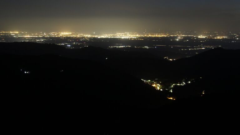 Dieses Bild zeigt eine Webcam-Aufnahme vom Achertal, aufgenommen am Freitag, den 18.07.2025 um 23:20 Uhr. Die Temperatur betrug 16.5°C.