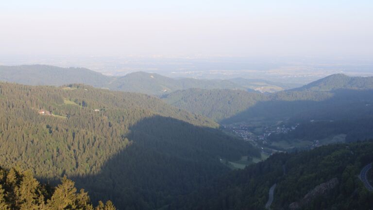 Dieses Bild zeigt eine Webcam-Aufnahme vom Achertal, aufgenommen am Samstag, den 17.05.2025 um 06:50 Uhr. Die Temperatur betrug 8.6°C.