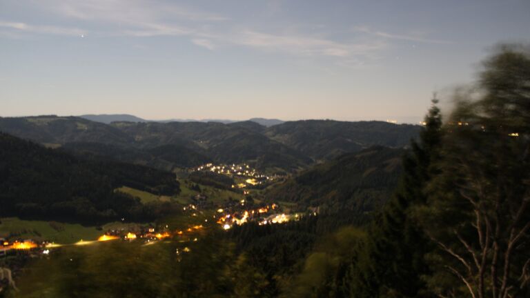 Dieses Bild zeigt eine Webcam-Aufnahme vom Achertal, aufgenommen am Sonntag, den 27.09.2026 um 01:30 Uhr. Die Temperatur betrug 20.1°C.