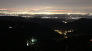 Dieses Bild zeigt eine Webcam-Aufnahme vom Achertal, aufgenommen am Freitag, den 31.10.2025 um 18:20 Uhr. Die Temperatur betrug 10.5°C.