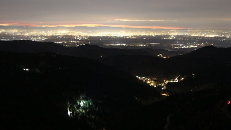 Dieses Bild zeigt eine Webcam-Aufnahme vom Achertal, aufgenommen am Freitag, den 31.10.2025 um 18:20 Uhr. Die Temperatur betrug 10.5°C.