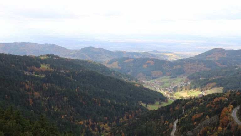Dieses Bild zeigt eine Webcam-Aufnahme vom Achertal, aufgenommen am Freitag, den 24.10.2025 um 14:20 Uhr. Die Temperatur betrug 2.2°C.