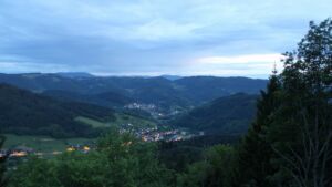 Dieses Bild zeigt eine Webcam-Aufnahme vom Achertal, aufgenommen am Montag, den 18.05.2026 um 21:40 Uhr. Die Temperatur betrug 9.2°C.