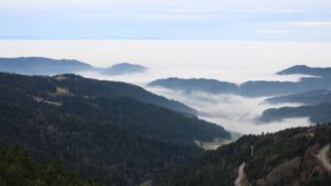 Dieses Bild zeigt eine Webcam-Aufnahme vom Achertal, aufgenommen am Dienstag, den 16.12.2025 um 15:10 Uhr. Die Temperatur betrug 9.7°C.