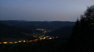 Dieses Bild zeigt eine Webcam-Aufnahme vom Achertal, aufgenommen am Sonntag, den 24.05.2026 um 22:10 Uhr. Die Temperatur betrug 22.2°C.