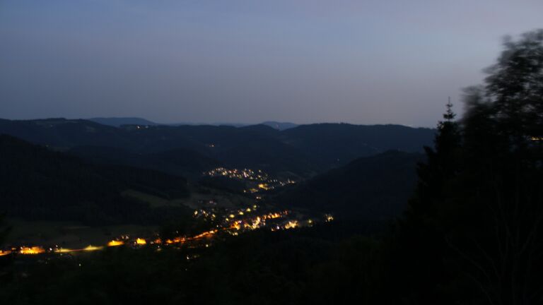 Dieses Bild zeigt eine Webcam-Aufnahme vom Achertal, aufgenommen am Sonntag, den 24.05.2026 um 22:10 Uhr. Die Temperatur betrug 22.2°C.