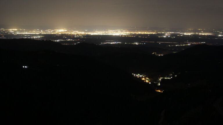 Dieses Bild zeigt eine Webcam-Aufnahme vom Achertal, aufgenommen am Donnerstag, den 13.11.2025 um 04:30 Uhr. Die Temperatur betrug 15.1°C.